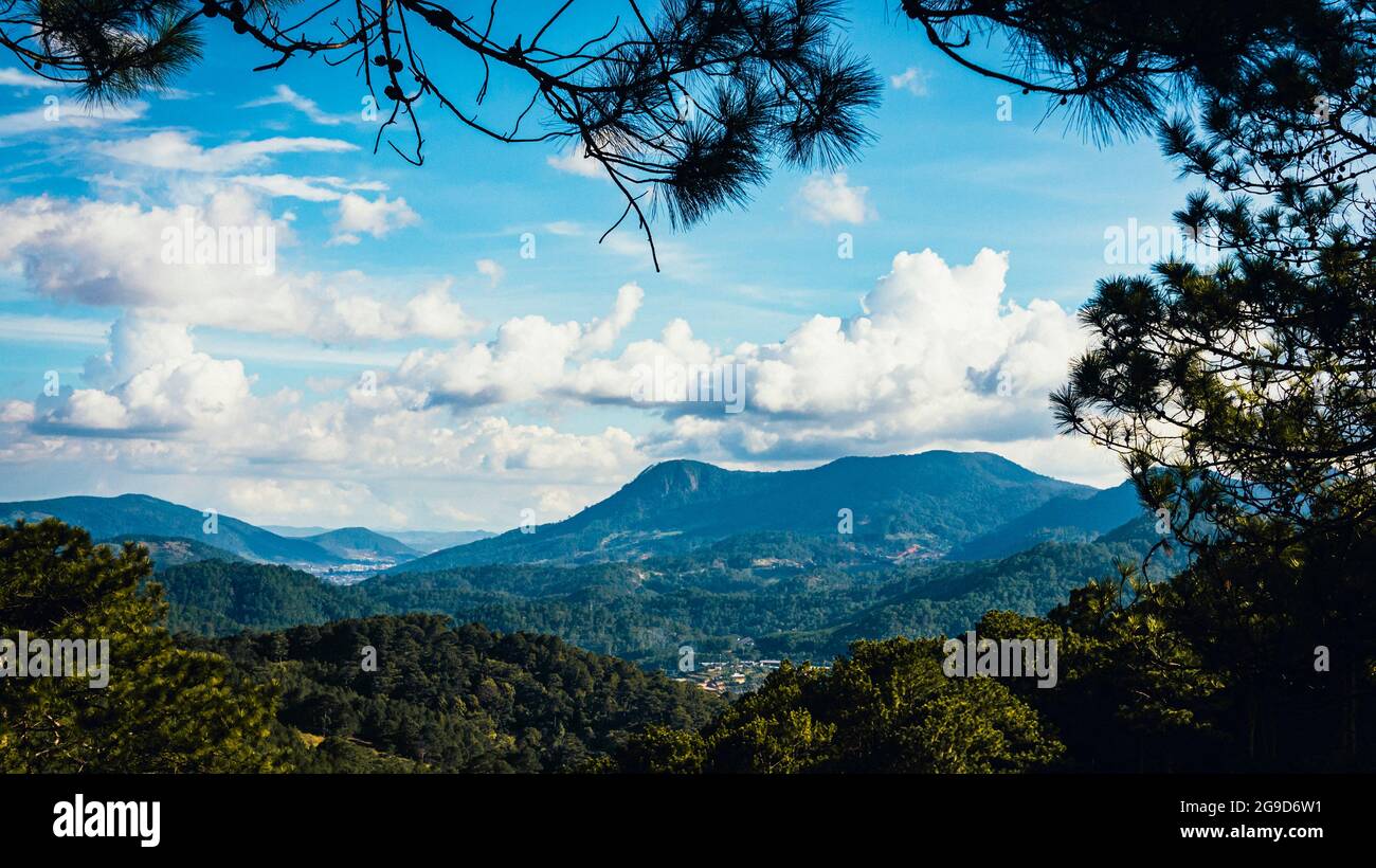LangbiAn Blick auf die Berge Stockfoto