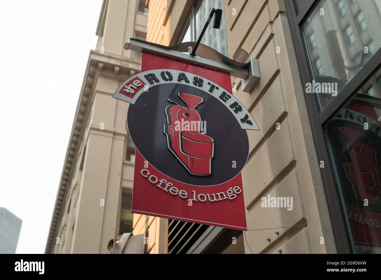 USA. Oktober 2017. Schild mit Logo an der Fassade der Roastery, einer beliebten, handwerklichen Café-Lounge im Stadtteil South of Market (Soma) von San Francisco, Kalifornien, 13. Oktober 2017. (Foto: Smith Collection/Gado/Sipa USA) Quelle: SIPA USA/Alamy Live News Stockfoto