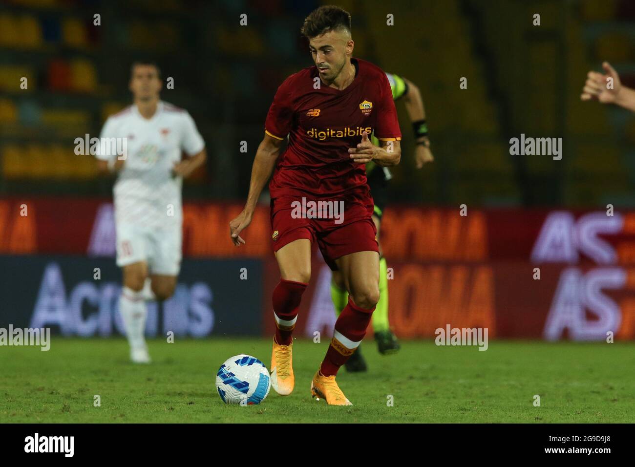 Frosinone, Italien. Juli 2021. Frosinone, Italien Juli 25 2021. Stephan El Shaarawy (Roma) im Einsatz beim Freundschaftsspiel zwischen AS Roma und DVSC im Stadio Benito Stirpe. (Foto von Giuseppe Fama/Pacific Press) Quelle: Pacific Press Media Production Corp./Alamy Live News Stockfoto