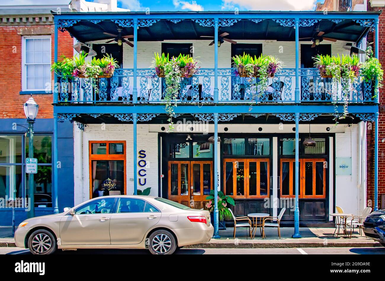 Ein schmiedeeiserner Balkon ist in der SOCU Southern Kitchen and Bar in der Dauphin Street, 23. Juli 1973, in Mobile, Alabama, abgebildet. Stockfoto