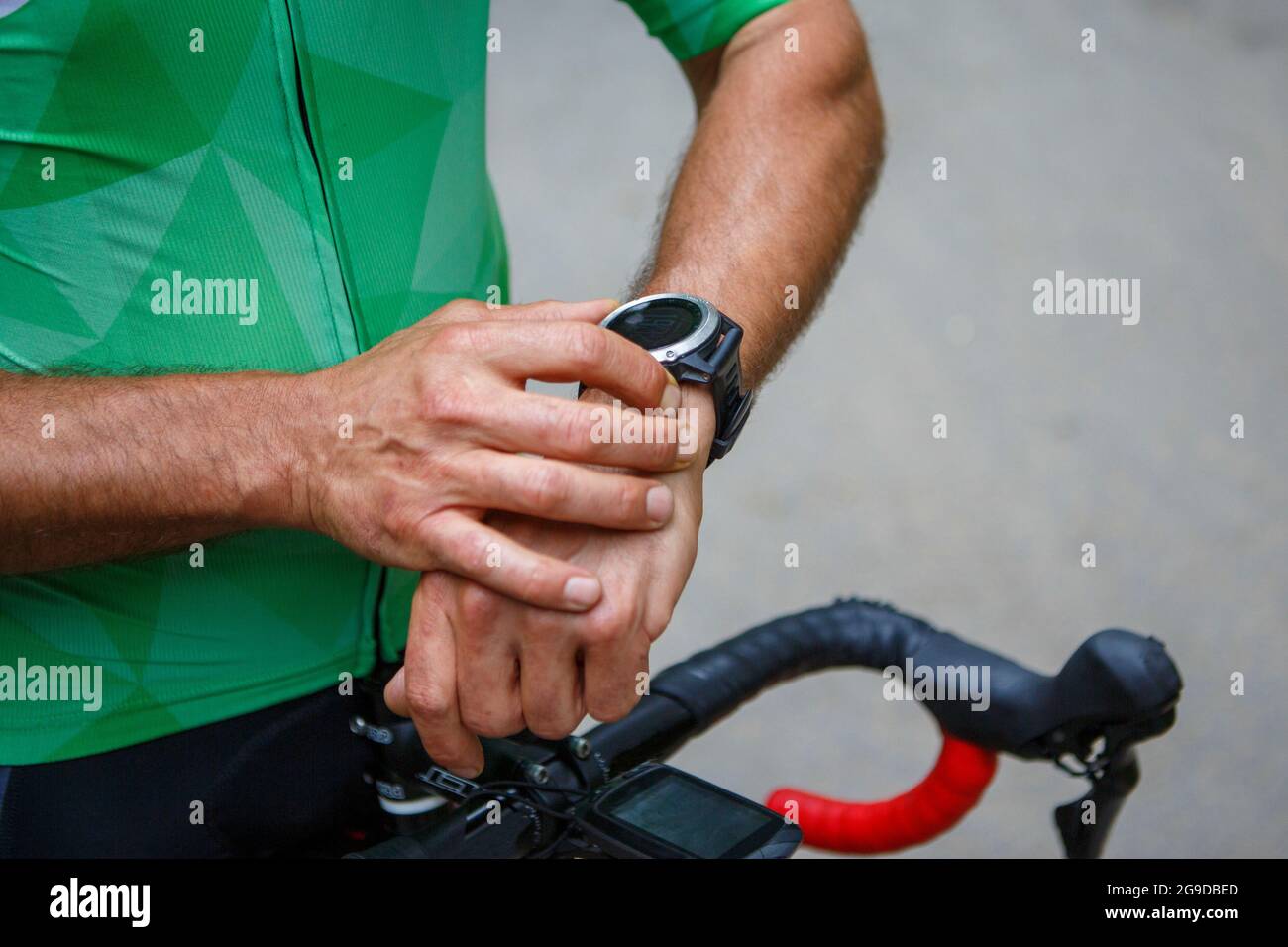 Radfahrer Radfahrer Radfahrer Radfahrer Sportler trägt eine Smartwatch gps-Aktivitätstracker während des Radtrainingsrennen. Rennrad-Athlet mit seiner Monitoring-App zu tun Stockfoto