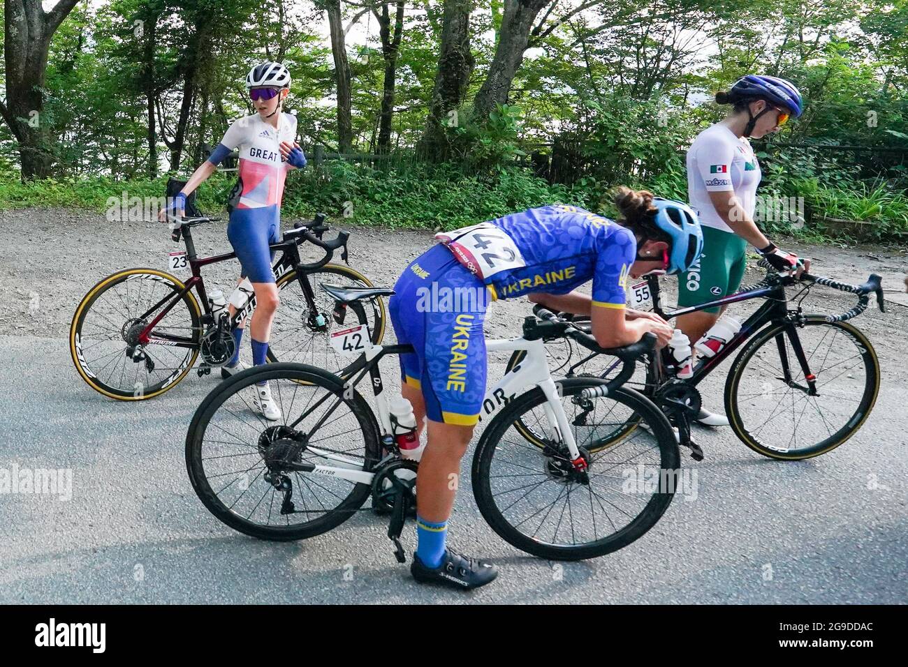 TOKIO, JAPAN - 25. JULI: Anna Sheckley aus Großbritannien, Valeriva Kononenko aus der Ukraine und Lizbeth Yareli Salazar Vazquez aus Mexiko treten während der Olympischen Spiele 2020 in Tokio auf dem Fuji International Speedway am 25. Juli 2021 in Tokio, Japan, beim Frauen-Straßenrennen an (Foto: Ronald Hoogendoorn/Orange Picles) NOCNSF Stockfoto