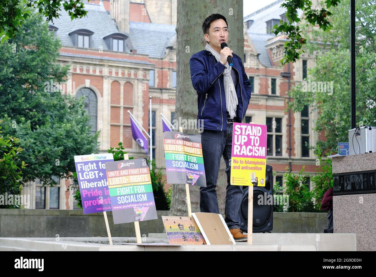 Schauspieler David Tse spricht bei einer Stop Asian Hate-Rallye in London, da Schätzungen zufolge während der Covid-Pandemie ein Anstieg der rassistischen Vorfälle um 300 % zu verzeichnen war Stockfoto