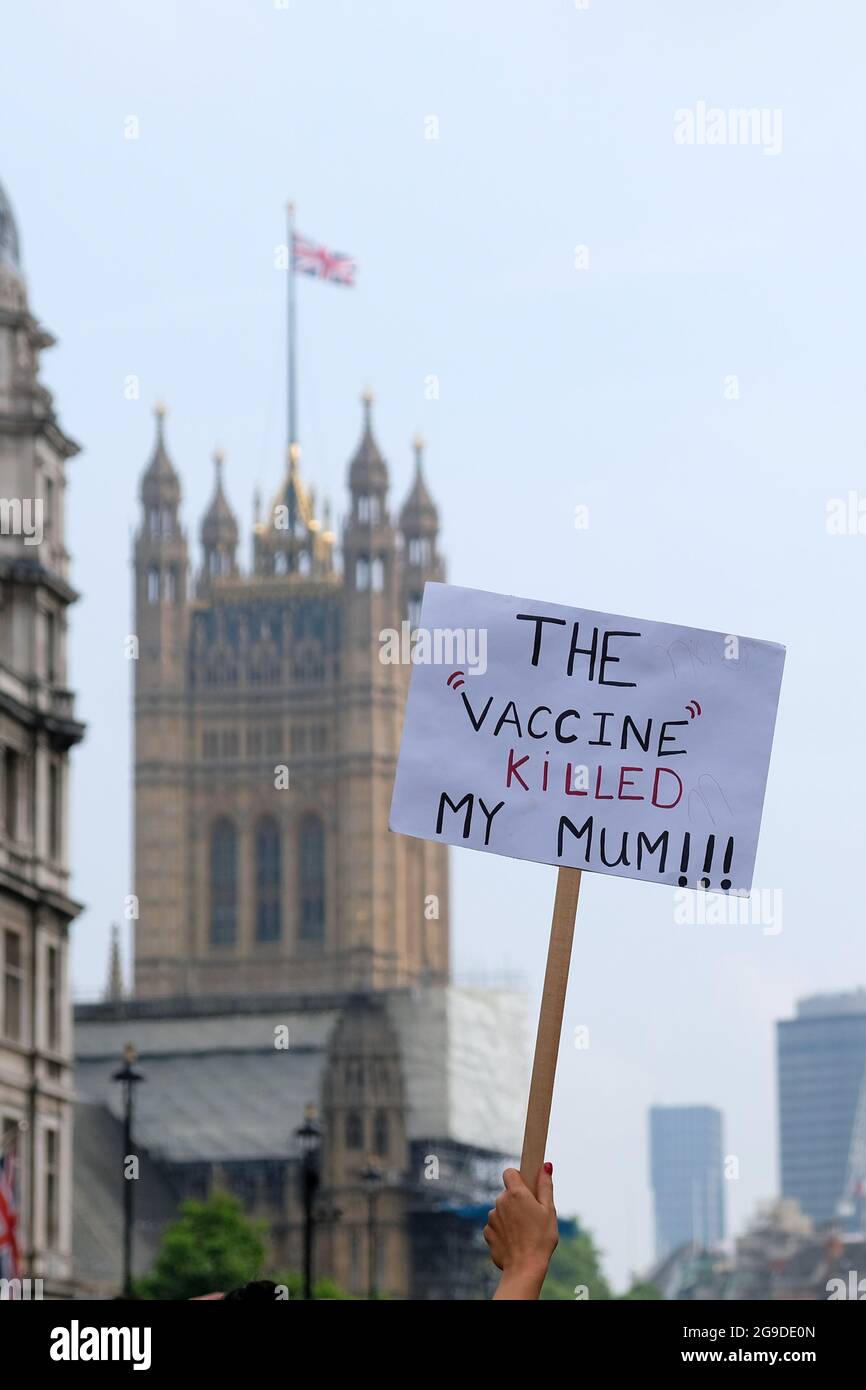 Ein trauriger Protestler trägt ein Plakat mit den Parlamentsgebäuden im Hintergrund, als Tausende gegen die obligatorische Impfung marschierten Stockfoto