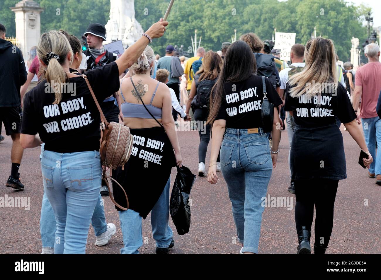 Demonstranten in der medizinischen Freiheit marschieren durch das Zentrum Londons gegen Impfpass und Impfpflicht. Stockfoto
