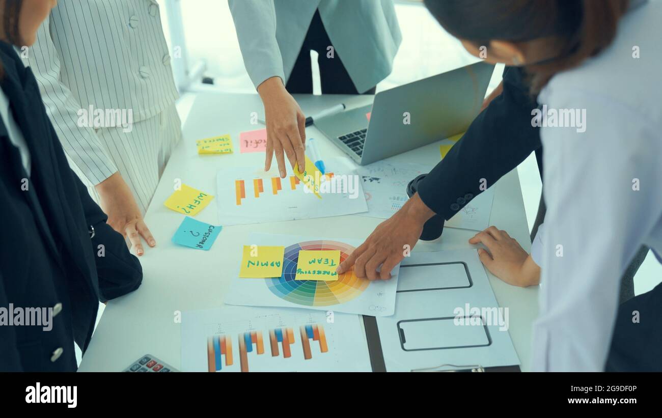 Geschäftsleute fachkundig diskutieren Arbeitsprojekt auf Besprechungstisch . Corporate Business Team Collaboration Konzept . Stockfoto
