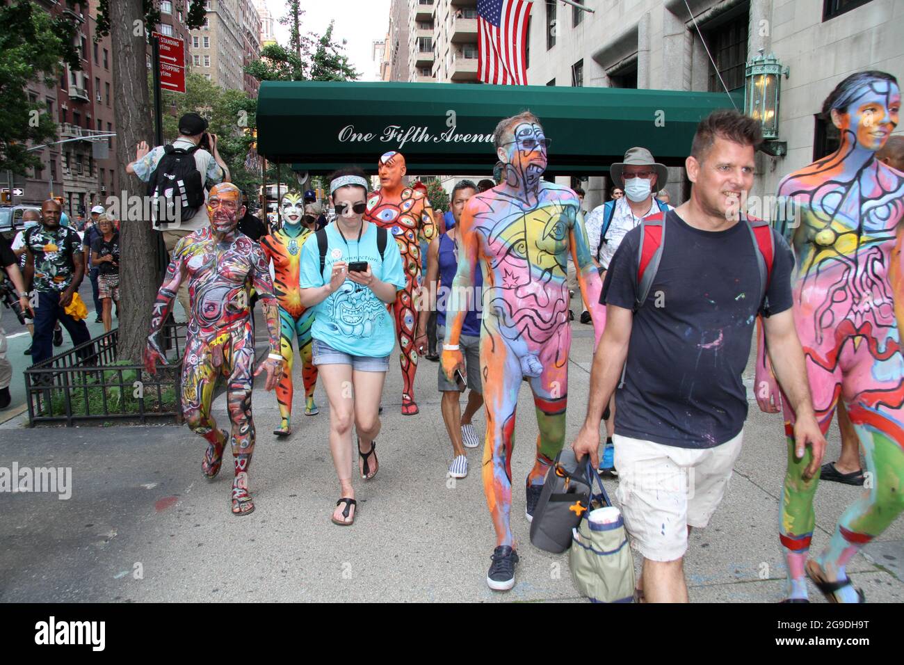 25. Juli 2021, New York, New York, USA: Cover 50 Künstler und Models kamen heraus, um dort Talente zu zeigen und lebende Leinwände zu malen, nachdem sie den Malabschnitt der Veranstaltung besucht hatten.Sie alle gingen die 5th Ave hinunter zum Washington Square Park, um für Fotos zu posieren und bestiegen dann einen Doppeldeckerbus zu dem sie gingen Bushwick Brooklyn zum Feiern. (Bild: © Bruce Cotler/ZUMA Press Wire) Stockfoto