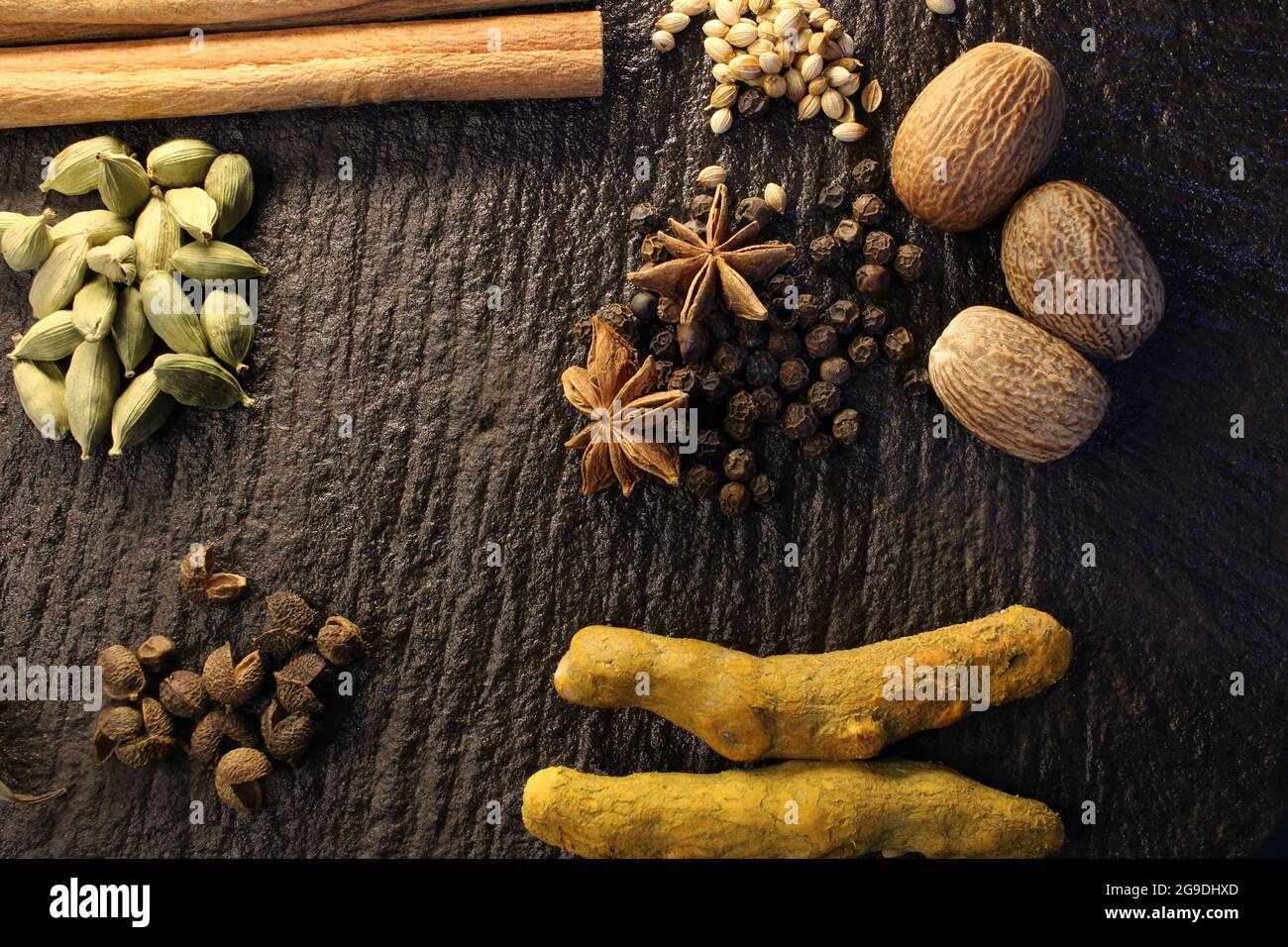 Die häufigsten und am meisten gewürzten indischen Gewürze. Gewürze in indischen Lebensmitteln verwendet. Gewürze in traditionellem Masala-Schleifstein Stockfoto