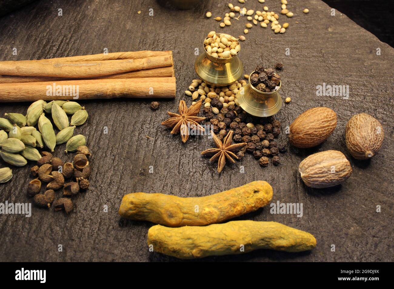 Die häufigsten und am meisten gewürzten indischen Gewürze. Gewürze in indischen Lebensmitteln verwendet. Gewürze in traditionellem Masala-Schleifstein Stockfoto