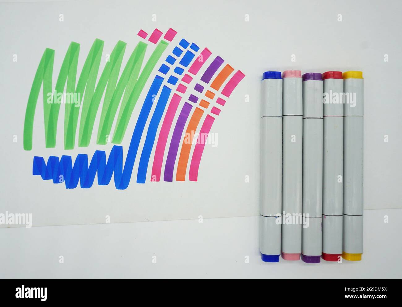 Üben Sie das Zeichnen von farbigen Linien mit kopischem Marker, Kurven, geraden Linien Stockfoto
