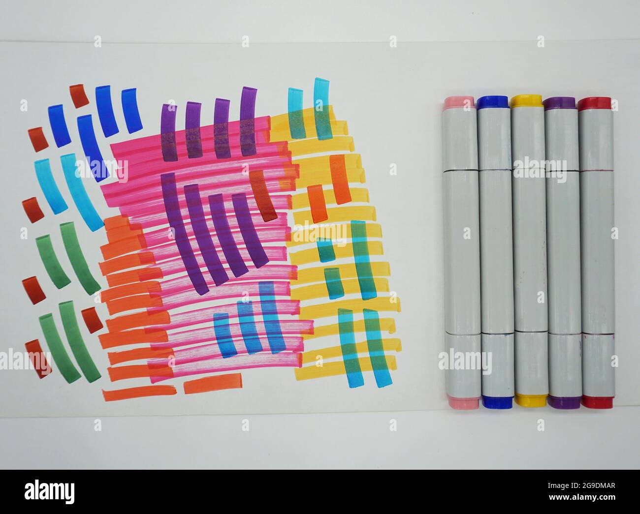 Üben Sie das Zeichnen von farbigen Linien mit kopischem Marker, Kurven, geraden Linien Stockfoto