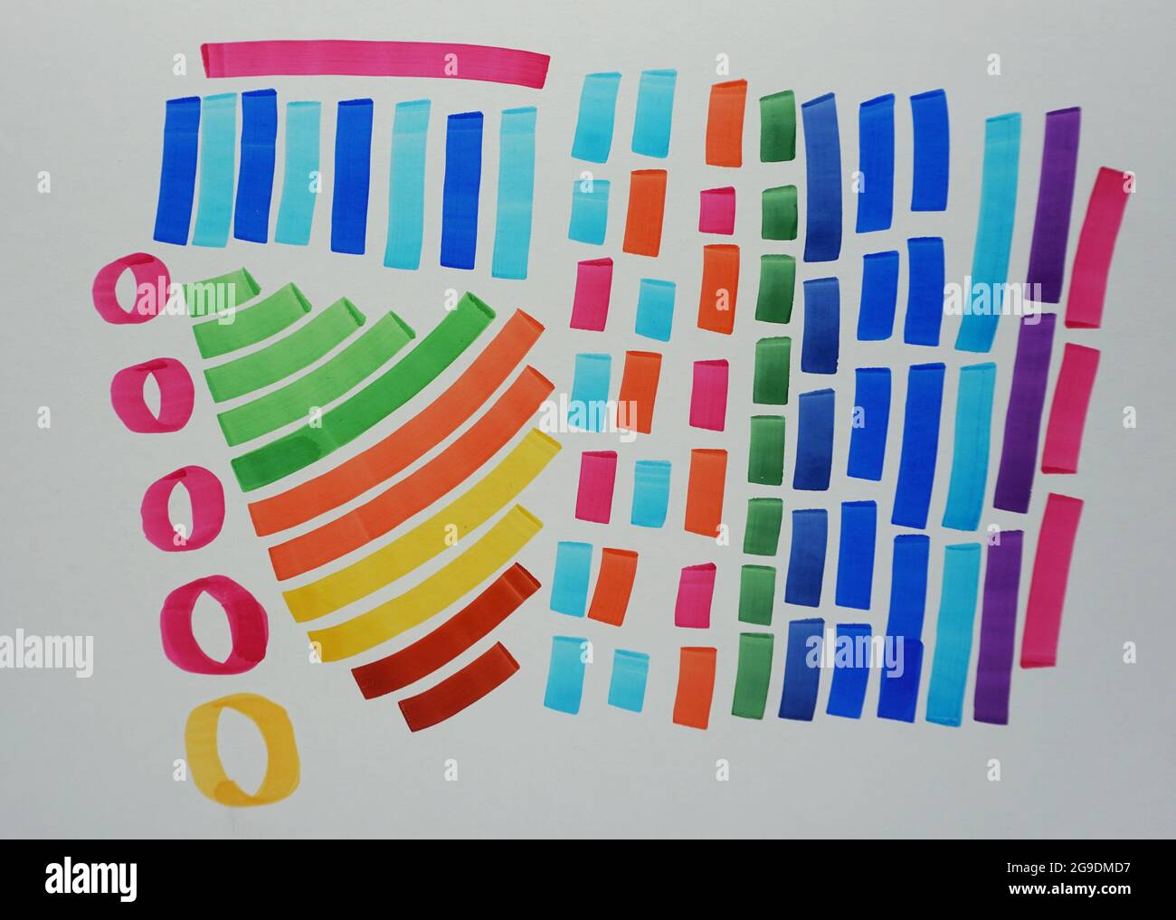 Üben Sie das Zeichnen von farbigen Linien mit kopischem Marker, Kurven, geraden Linien Stockfoto