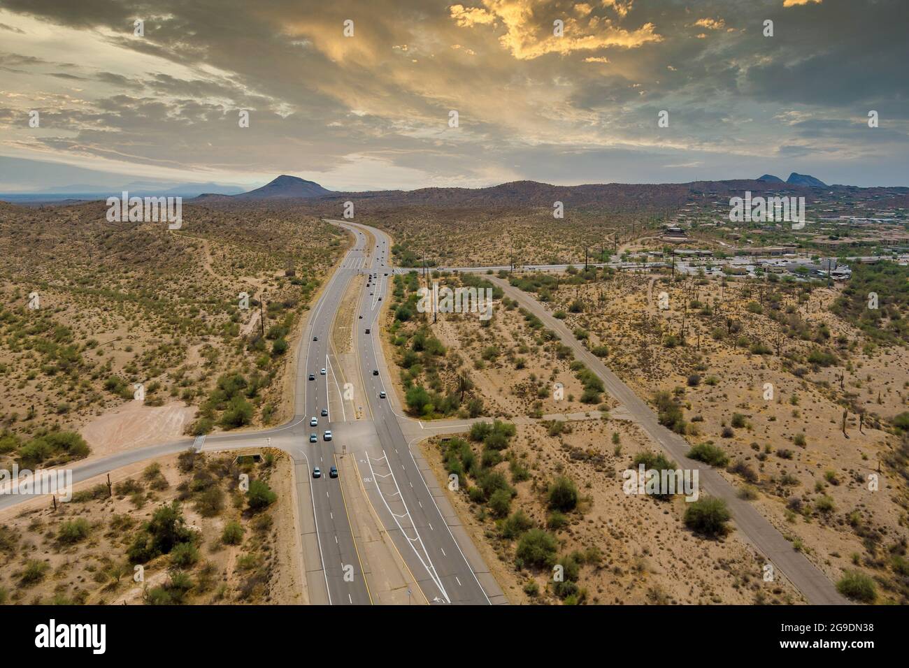 Luftbildautobahn über die Wüste Arizona Mountains Abenteuer Reise Wüste Straße Stockfoto