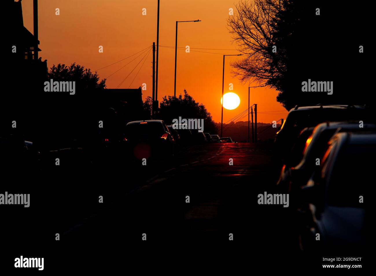 Sonnenuntergang auf der Pentyla-Baglan Road in Port Talbot, South Wales am 20. Juli 2021. Kredit: Lewis Mitchell Stockfoto