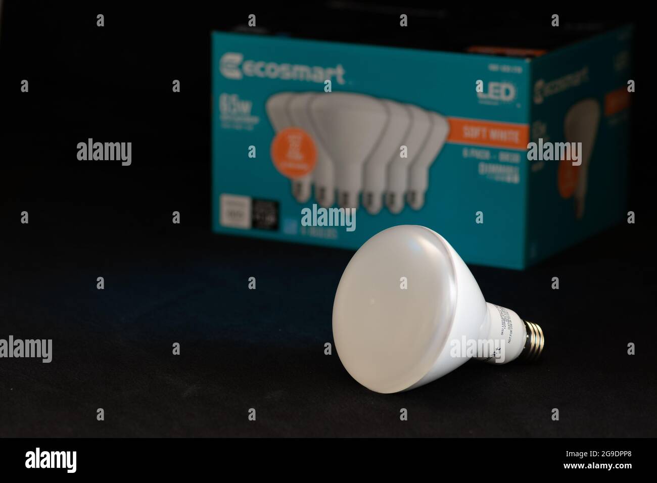 Energiesparende LED-Strahler, die häufig in Deckenleuchten verwendet werden. Dieses hat einen BR30-Stil Lampensockel. u Stockfoto