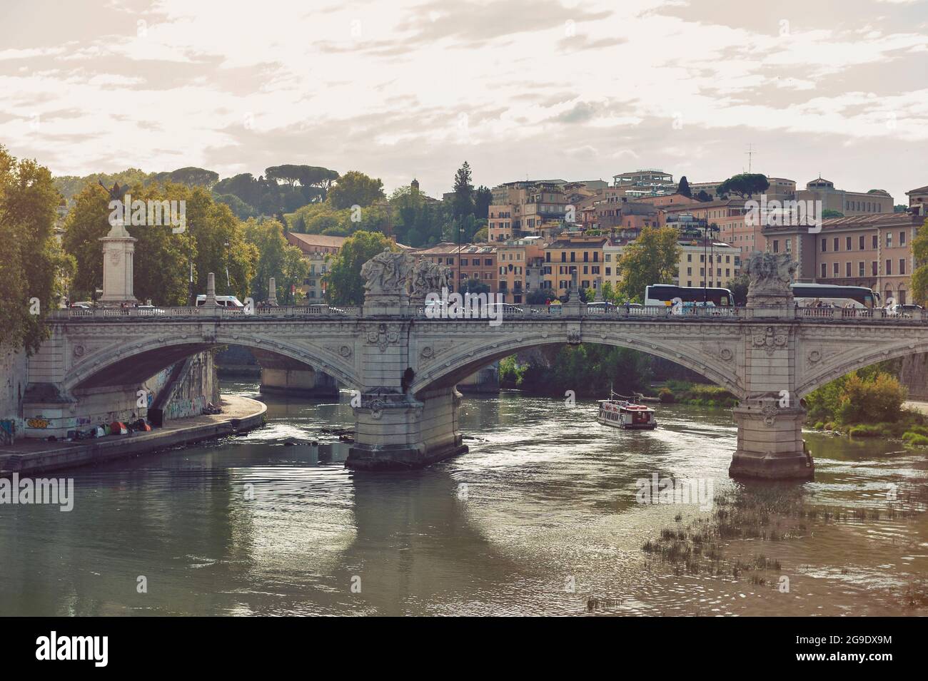 Ponte Vittorio Emanuele II, eine Brücke über den Tiber, die das historische Zentrum Roms mit der piazza Paoli in der Nähe des Vatikans in Rom verbindet Stockfoto