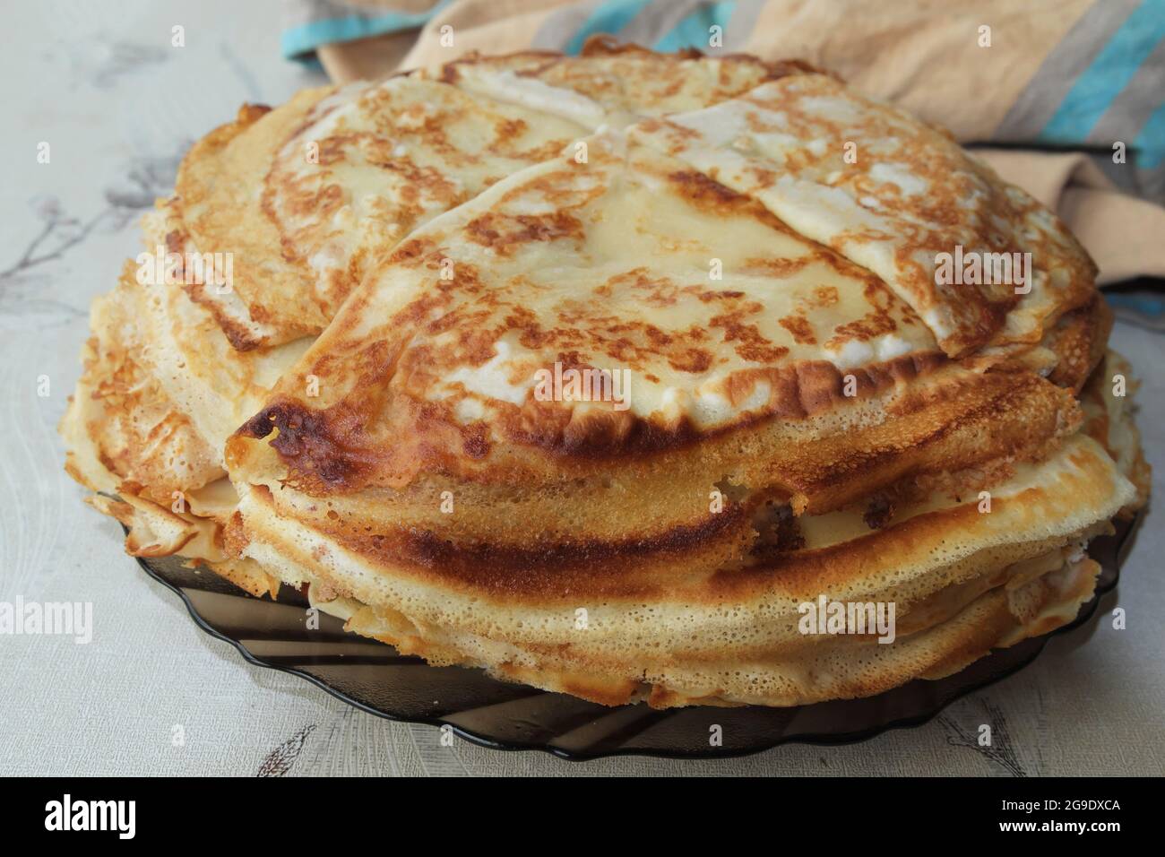 Hausgemachte Pfannkuchen in Öl in einer Glasplatte Nahaufnahme gebraten. Selektiver Fokus. Stockfoto