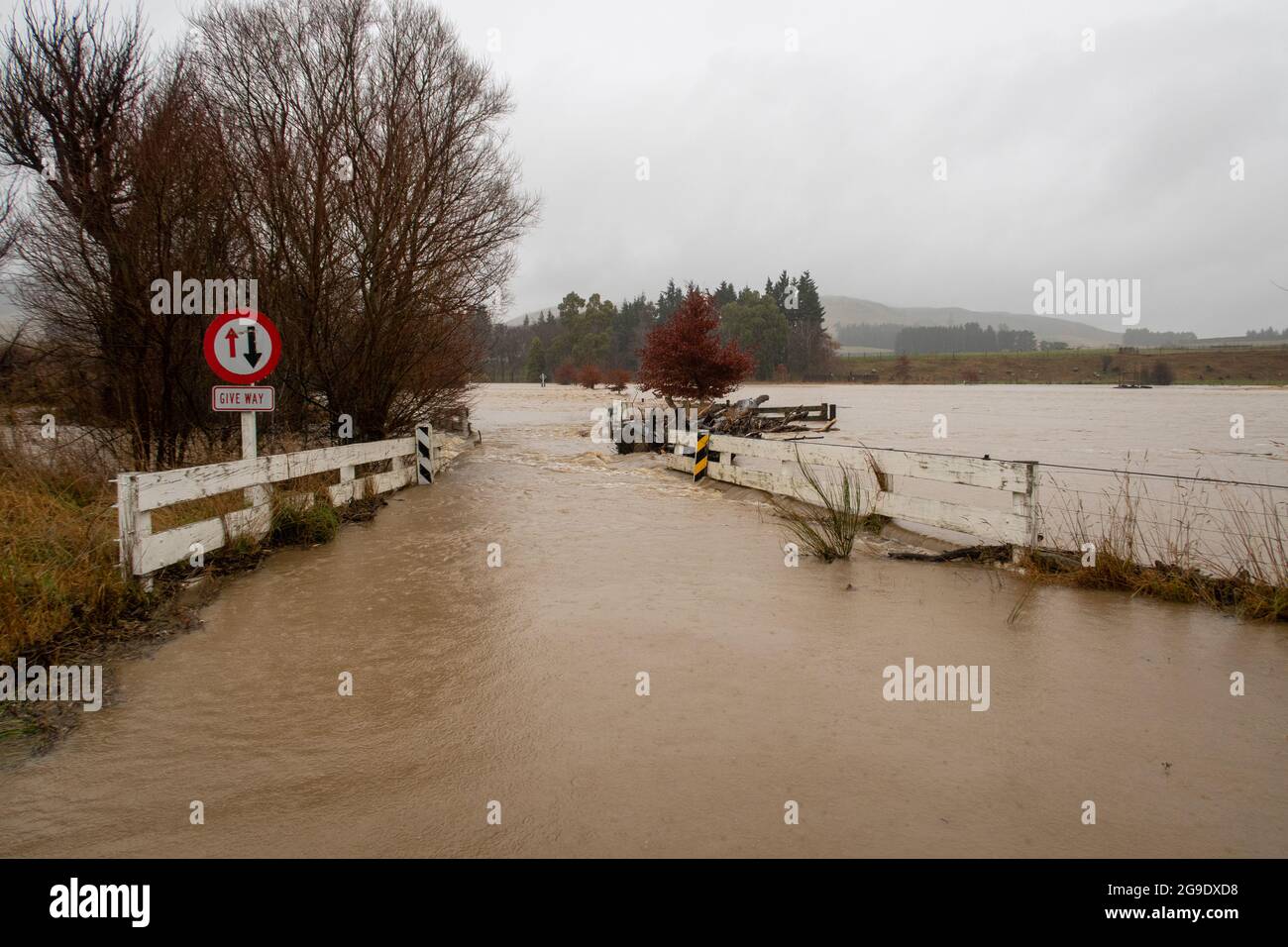Im Mai 2021, Canterbury, Neuseeland, überschwemmt der Hawkins River durch heftige und andauernde Regenfälle die umliegenden Farmen und Straßen Stockfoto