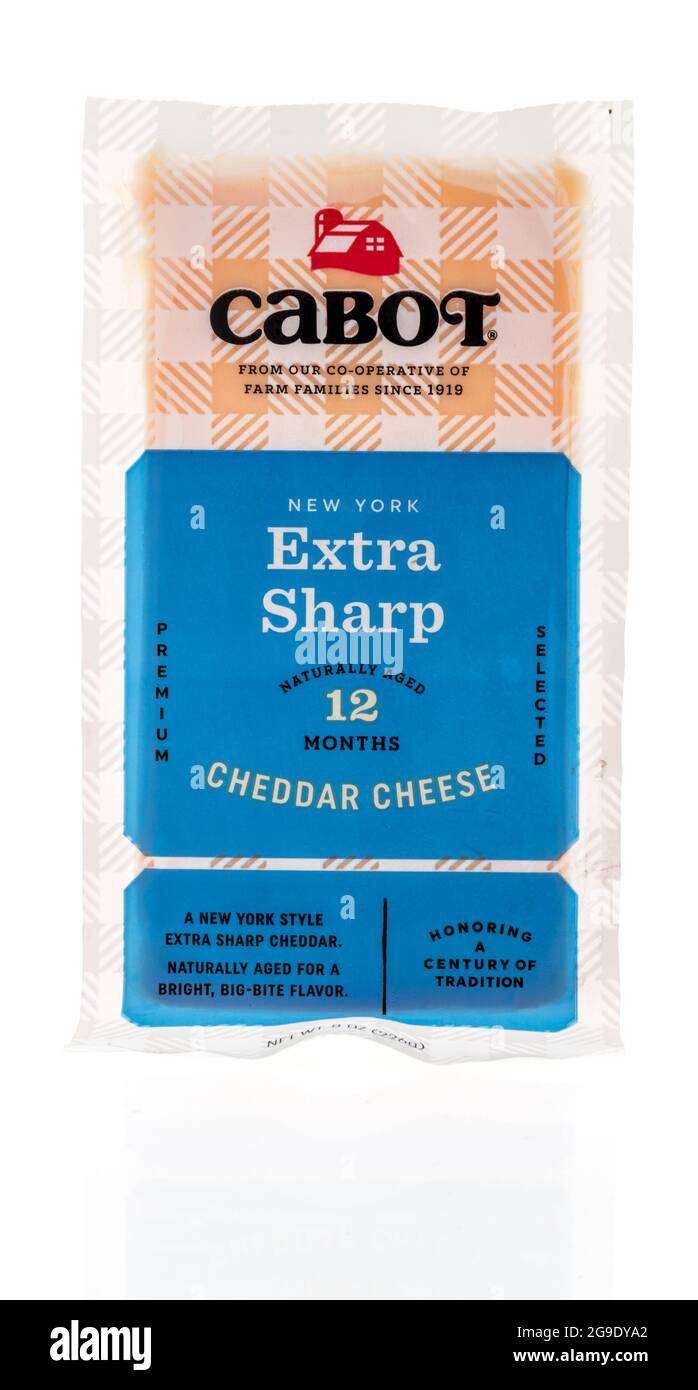 Winneconne, WI -18 Juli 2021: Ein Paket von Cabot Ney York extra scharfen Cheddar-Käse auf einem isolierten Hintergrund Stockfoto
