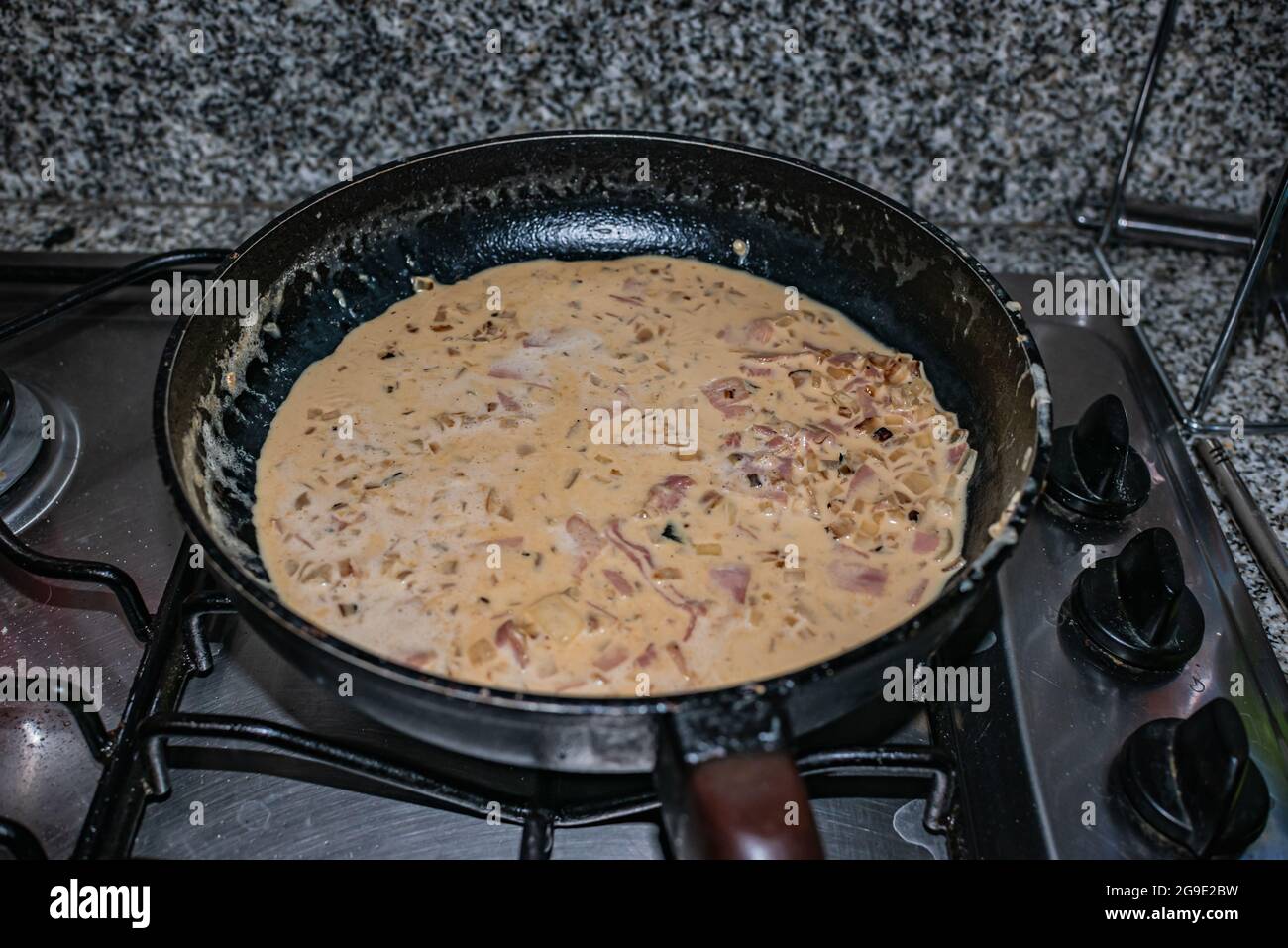 Hausgemachte italienische Pasta-Gericht, Nudeln gefüllt mit Spinat und Ricotta mit Sauce mit Creme, Zwiebeln, Knoblauch, Schinken, aromatischen Gewürzen und Parmesan-Käse Stockfoto