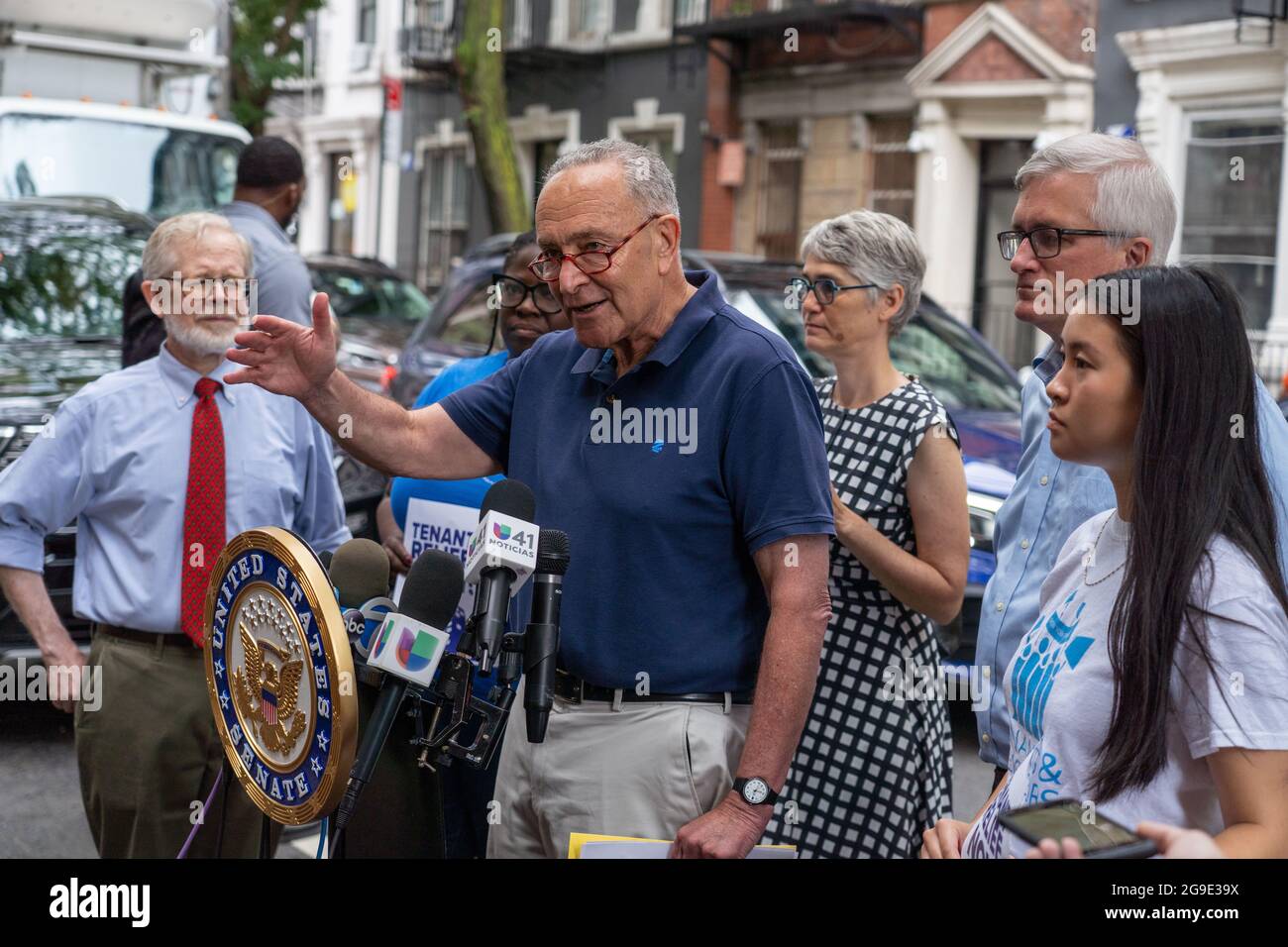 Senator Chuck Schumer (D-NY), Mehrheitsführer des Senats, spricht auf einer Pressekonferenz in Hells Kitchen in New York City. Der Abgeordnete Richard Gottfried und Senator Chuck Schumer, Gemeindevermieter, sagen, dass die Cuomo-Regierung es versäumt, die für New York bedeutete, 2,4Milliarden an Mietentlastung auszuzahlen, die Ende September verloren gehen könnte, wenn der Staat das Geld nicht an bedürftige Mieter freigibt, die es waren Hart getroffen während der Covid-19-Pandemie. (Foto von Ron Adar/SOPA Images/Sipa USA) Stockfoto