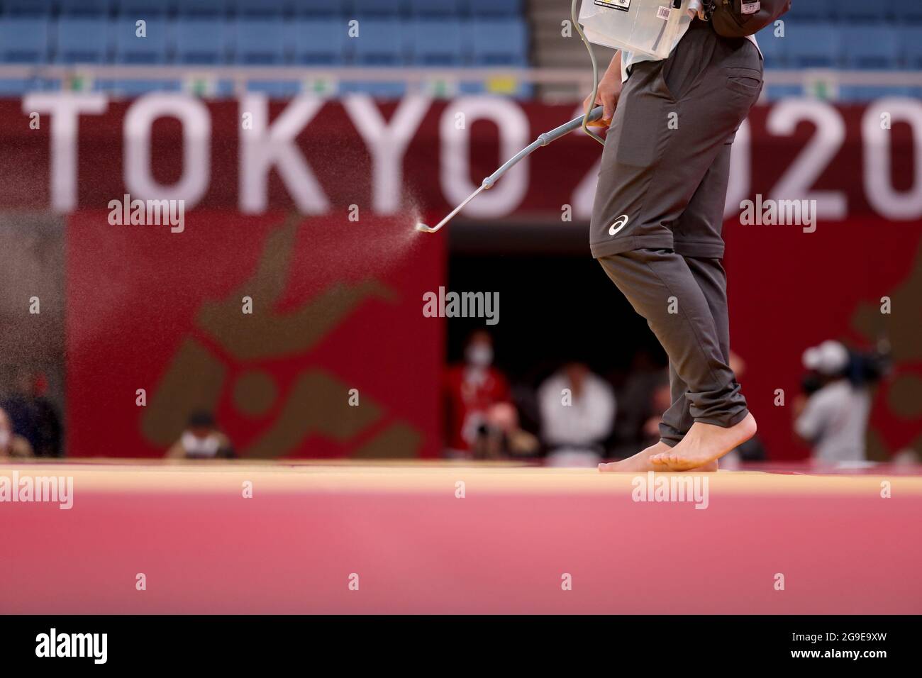 Tokio, Japan. Juli 2021. Judo: Olympische Spiele, Vorspiele, in der Kampfkunsthalle von Nippon Budokan. Mitarbeiter desinfizieren den Boden nach den Wettkämpfen. Quelle: Friso Gentsch/dpa/Alamy Live News Stockfoto