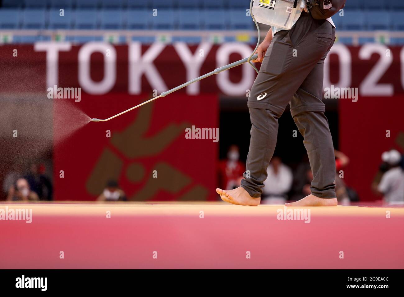 Tokio, Japan. Juli 2021. Judo: Olympische Spiele, Vorspiele, in der Kampfkunsthalle von Nippon Budokan. Mitarbeiter desinfizieren den Boden nach den Wettkämpfen. Quelle: Friso Gentsch/dpa/Alamy Live News Stockfoto