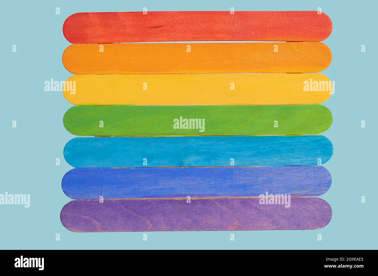 To-Do-Liste. Sieben Holzblöcke, die in den Farben des Regenbogens gemalt sind. Stockfoto