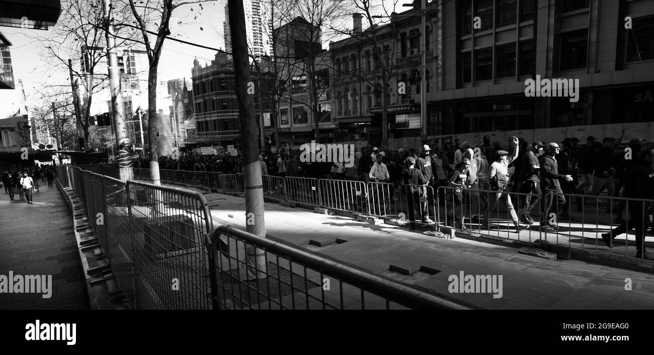 Tausende Menschen nehmen an der „World Wide Freedom Day Rallye“ in Sydney, Australien, Teil, um gegen die harten sozialen Einschränkungen des Coronavirus zu protestieren. Regierungsbeamte behaupten, dass die Teilnehmerzahlen 3500 Demonstranten und 400 Polizisten waren, aber die Menschenmengen wurden als viel größer angesehen. Die Veranstaltung Unterschied sich von den früheren Sydney Freedom Day Kundgebungen, da dieses Ereignis während einer Sperre mit Stay-at-Home- und Maskenaufträgen stattfand. Im Bild: Demonstranten auf der George Street auf dem Weg zum Rathaus von Sydney. Stockfoto