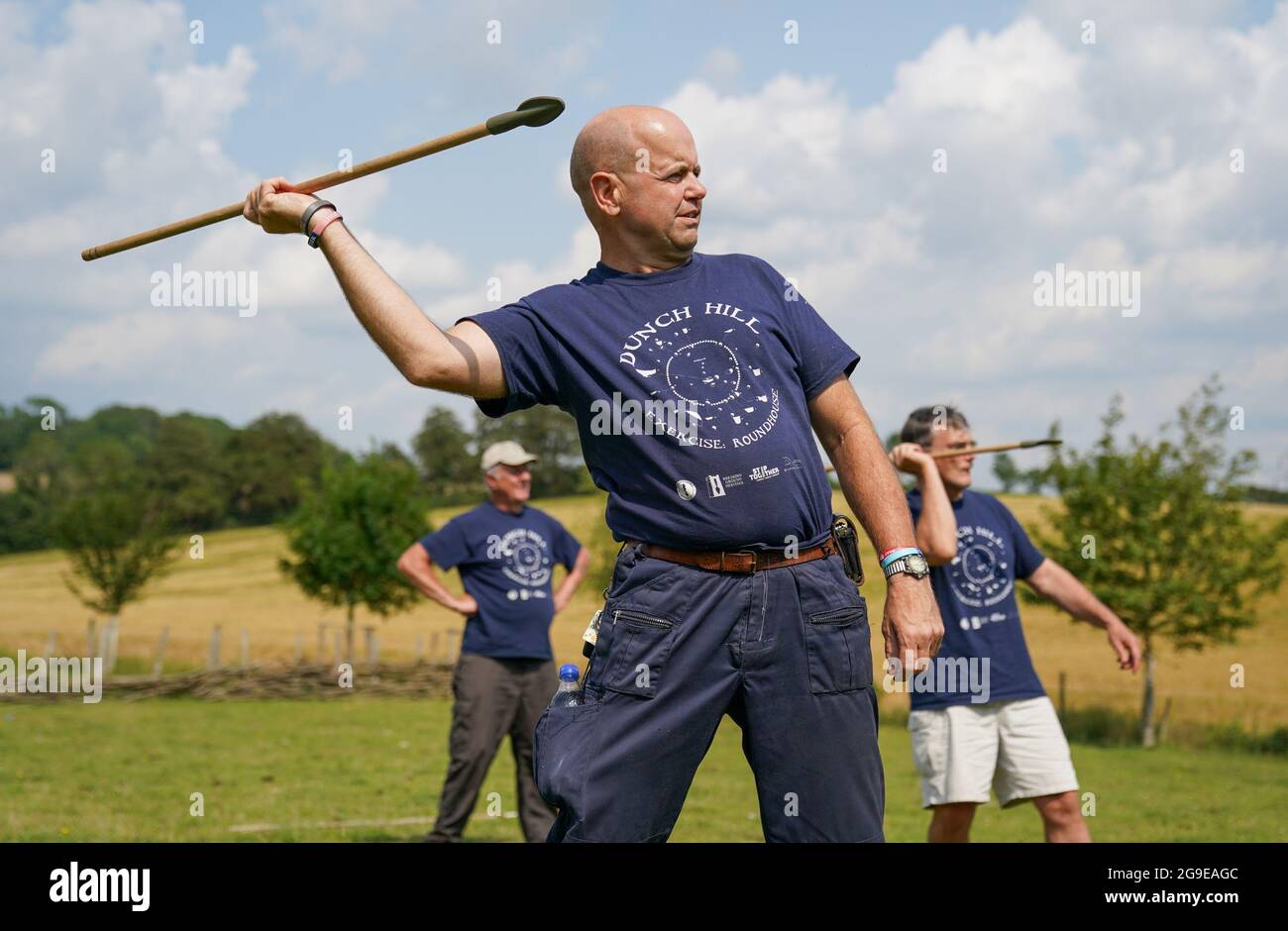 Veteranen der Operation Nightingale, einer Initiative zur Unterstützung der Wiedergewinnung von Militärpersonal und Veteranen durch die Beteiligung an der Archäologie, lernen auf der Butser Ancient Farm in Hampshire Speerwurftechniken. Bilddatum: Mittwoch, 21. Juli 2021. Stockfoto