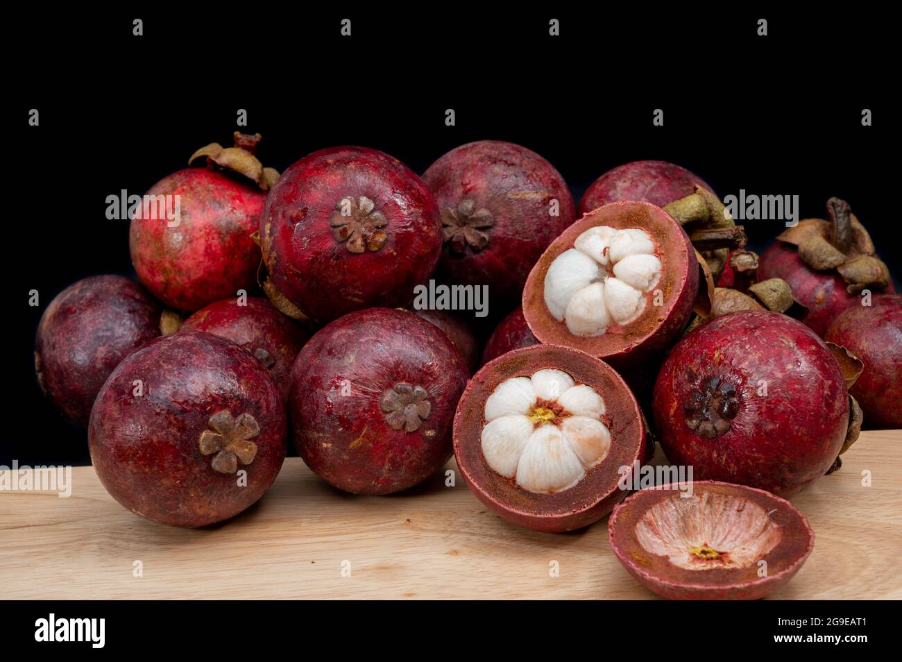 Selektiver Fokus auf reife Mangostan-Früchte, tropische Früchte Stockfoto