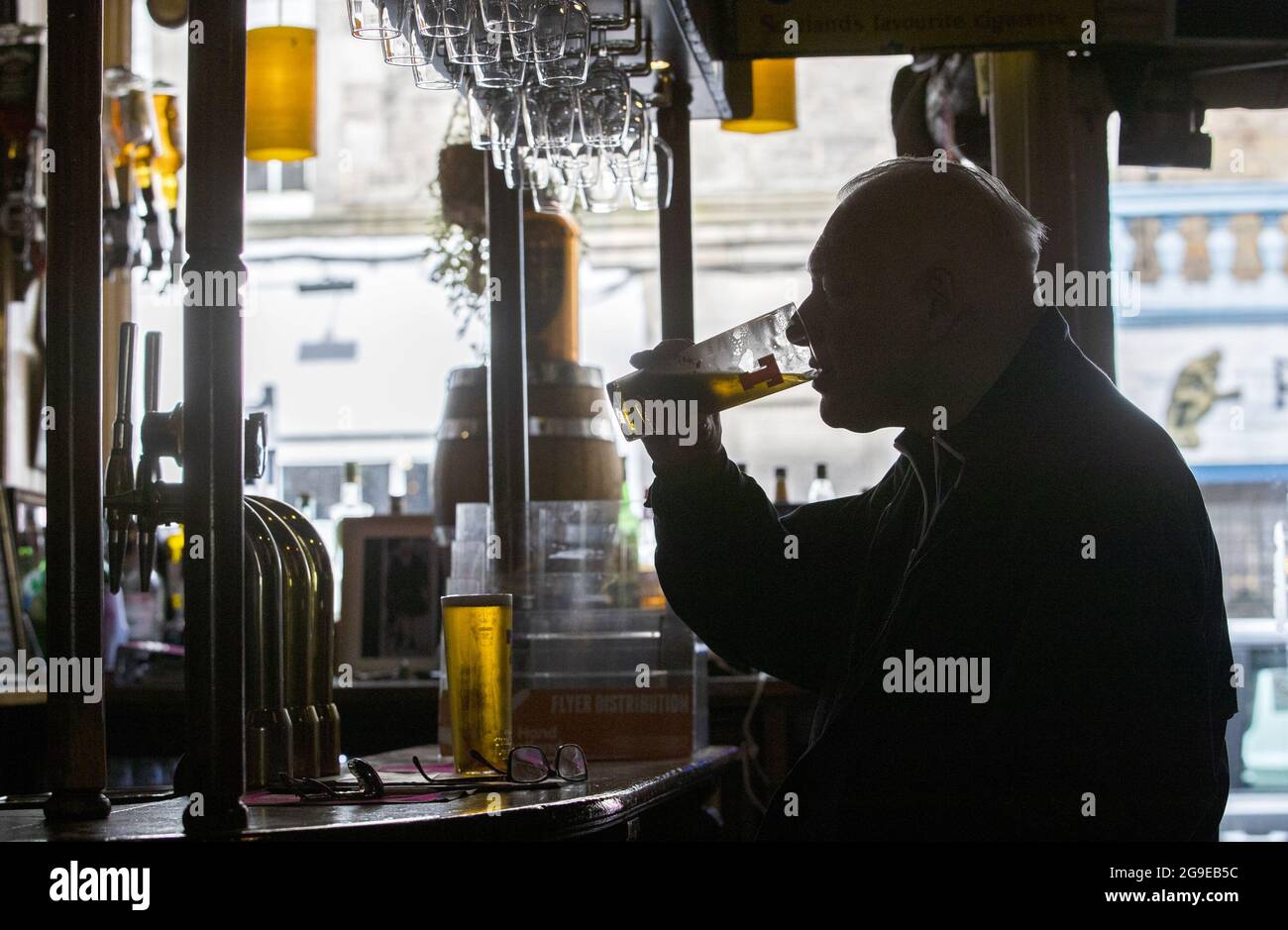 Aktenfoto vom 17/05/21 eines Mannes, der in einem öffentlichen Haus trinkt. Laut Fourth, einem Unternehmen, das Software für die Branche bereitstellt, ist der Anteil der EU-Arbeitnehmer im britischen Gastgewerbe in den letzten zwei Jahren deutlich gesunken. Ausgabedatum: Montag, 26. Juli 2021. Stockfoto