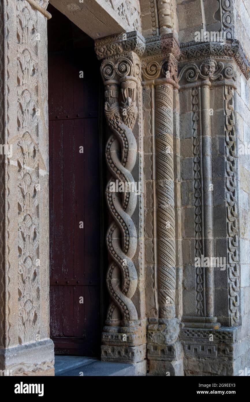 Saint-Gervais und Saint-Protais du Montet , Kirchenportal, Skulptur einer Schlange , Allier , Auvergne Rhone Alpes, Frankreich Stockfoto