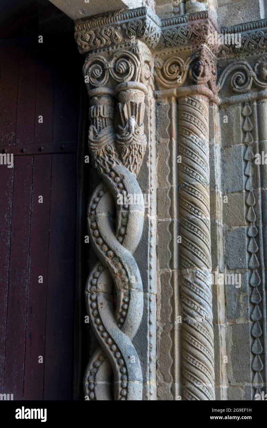 Saint-Gervais und Saint-Protais du Montet , Kirchenportal, Skulptur einer Schlange , Allier , Auvergne Rhone Alpes, Frankreich Stockfoto