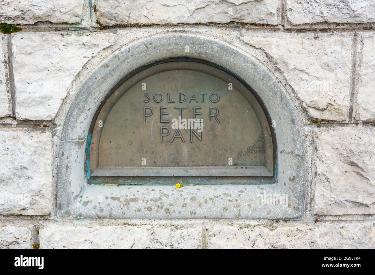 Monte Grappa, Italien (16. Juli 2021) - die Nische des rumänischen Soldaten Peter Pan am militärischen Denkmal des Monte Grappa Stockfoto