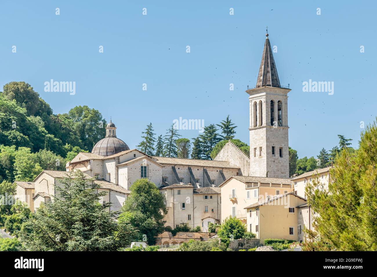 Schöner Seitenblick auf den Dom von Spoleto, Italien, an einem sonnigen Tag Stockfoto