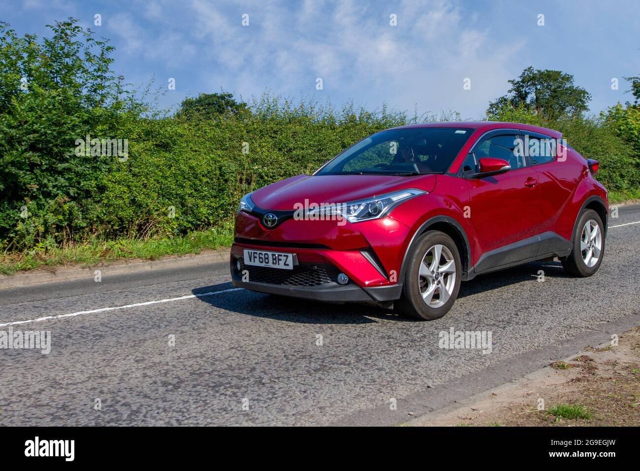 2019 (68 Teller) Toyota C-HR Icon rot 6-Gang-Schaltgetriebe, 1197cc Benzin 2dr auf dem Weg zur Capesthorne Hall Classic Car Show im Juli, Ceshire, Großbritannien Stockfoto