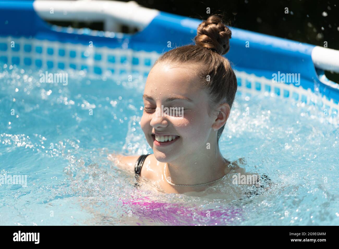 Nur um Spaß zu haben. Glückliches Kind schwimmt im Freizeitpool. Freizeitaktivitäten. Sommerzeit Stockfoto