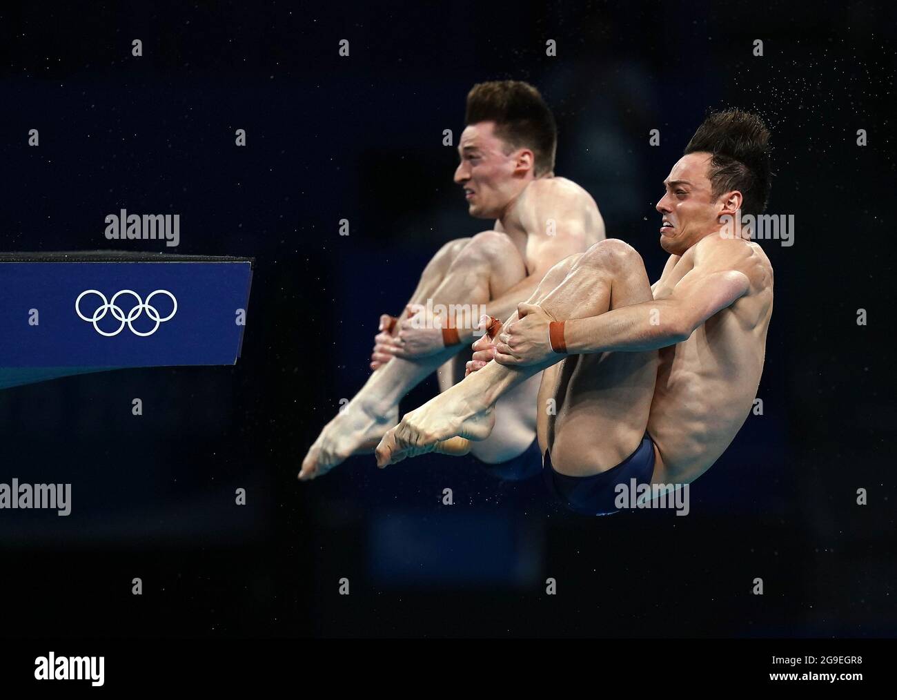 Die Briten Tom Daley (rechts) und Matty Lee während des synchronisierten 10-m-Plattformmennals der Männer im Tokyo Aquatics Center am dritten Tag der Olympischen Spiele 2020 in Tokio in Japan. Bilddatum: Montag, 26. Juli 2021. Stockfoto
