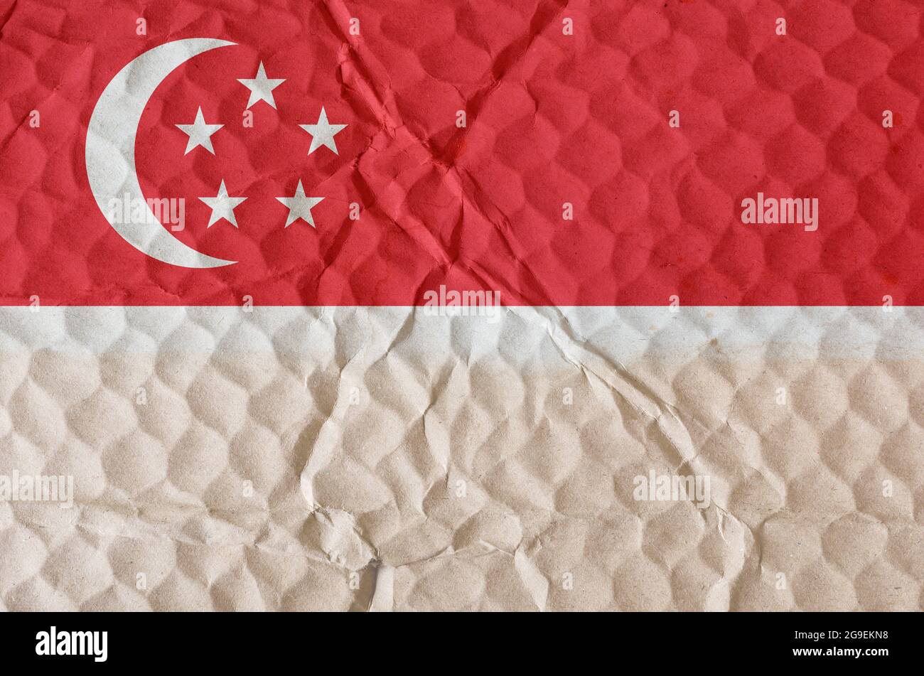 Rot-weiße Flagge der Republik Singapur auf einer unebenen strukturierten  Oberfläche. Die Nationalflagge des Stadtstaates auf den Inseln  Südostasiens. C Stockfotografie - Alamy