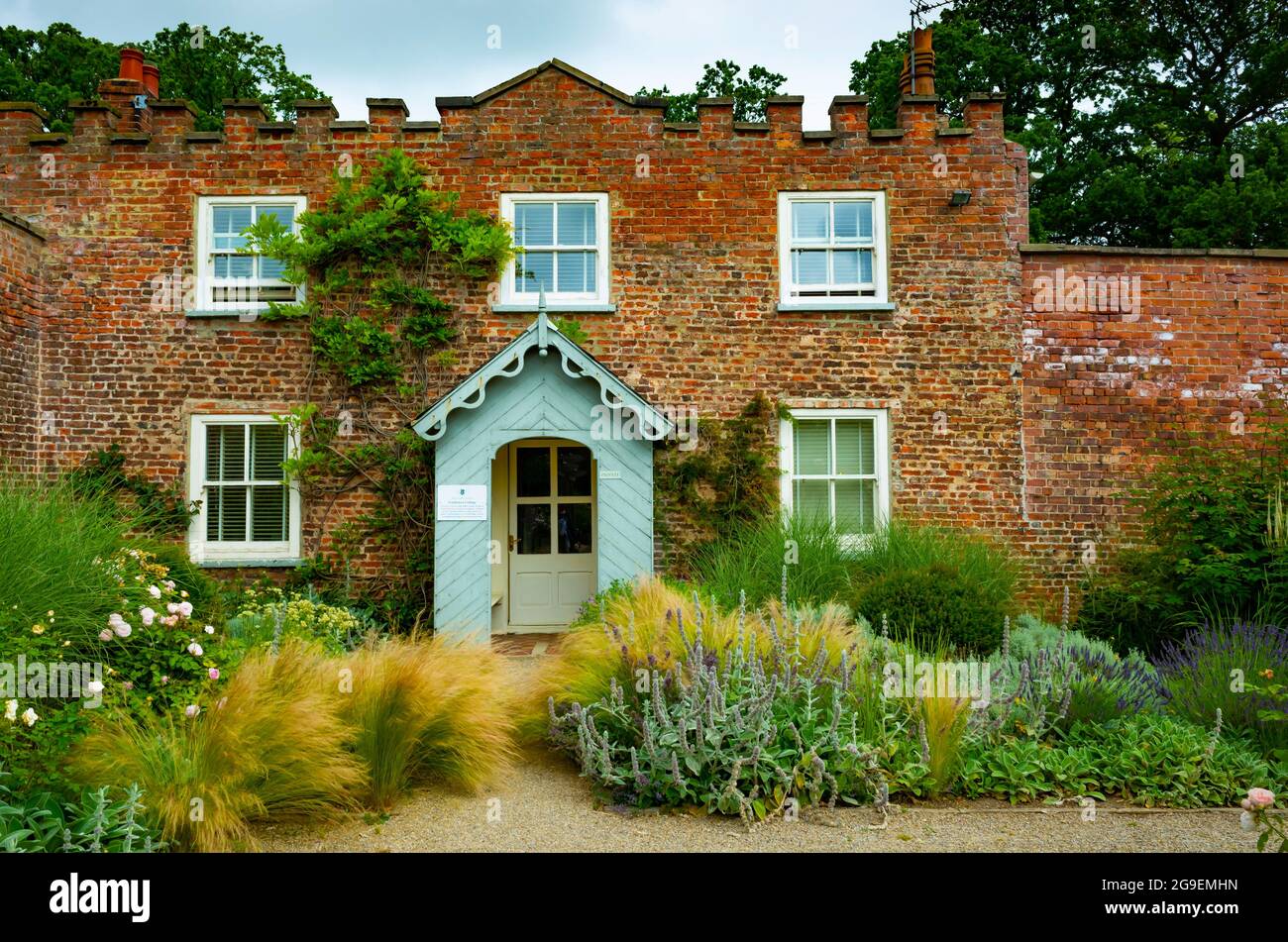 Die Gärtner Cottage in der Ummauerten Rosengarten Wynyard Halle Tees Valley England Großbritannien im Sommer Stockfoto