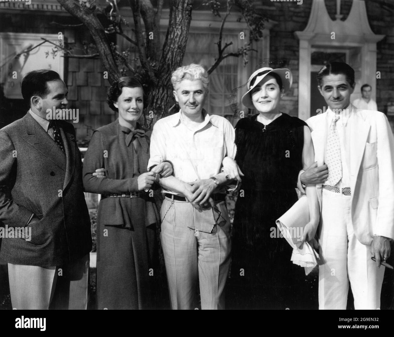 Die Autorin FANNIE HURST besuchte am Set IRENE DUNNE (Star der Filmversion ihres Romans Back Street) und Regisseur JOHN M. Stahl (Regisseur von Filmen ihrer Romane Back Street und Imitation of Life) während der Dreharbeiten zum GROSSARTIGEN OBSESSION 1935 Roman Lloyd C. Douglas Universal Picters Stockfoto