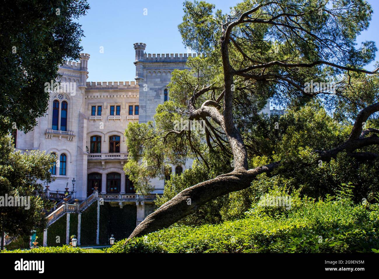 Blick auf Schloss Miramare an einem sonnigen Tag, Triest Stockfoto Blick auf Schloss Miramare an einem sonnigen Tag, Triest Stockfoto