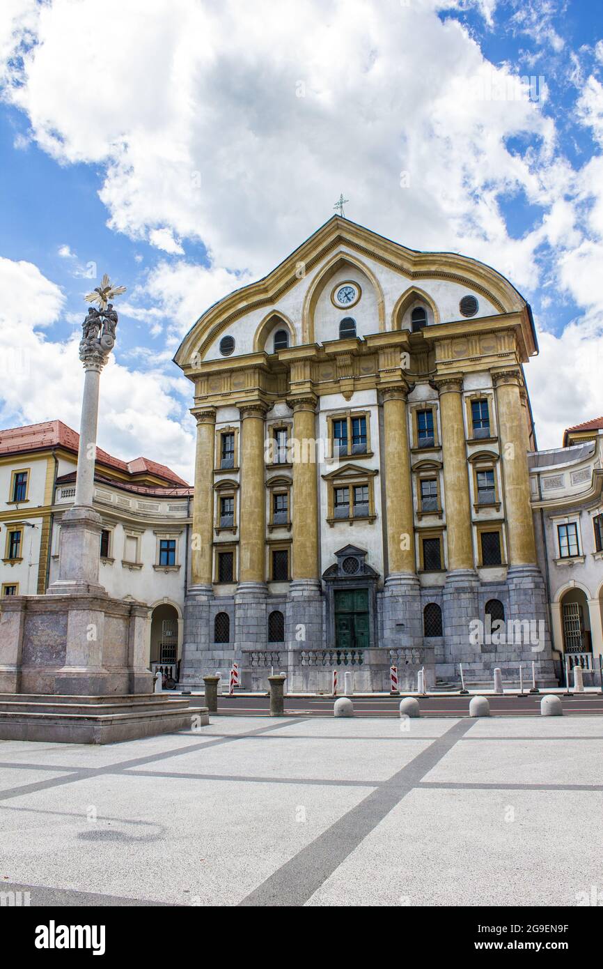 Blick auf die Kirche der Heiligen Dreifaltigkeit in Ursuline auf dem Kongressplatz, Ljubljana, Slowenien Stockfoto