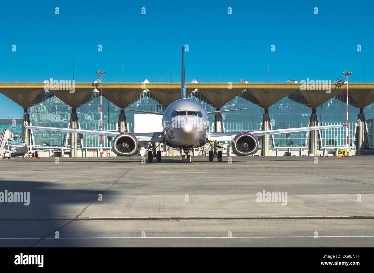 Flugzeugansicht vom vorderen Cockpit-Rumpf am Flughafen Stockfoto