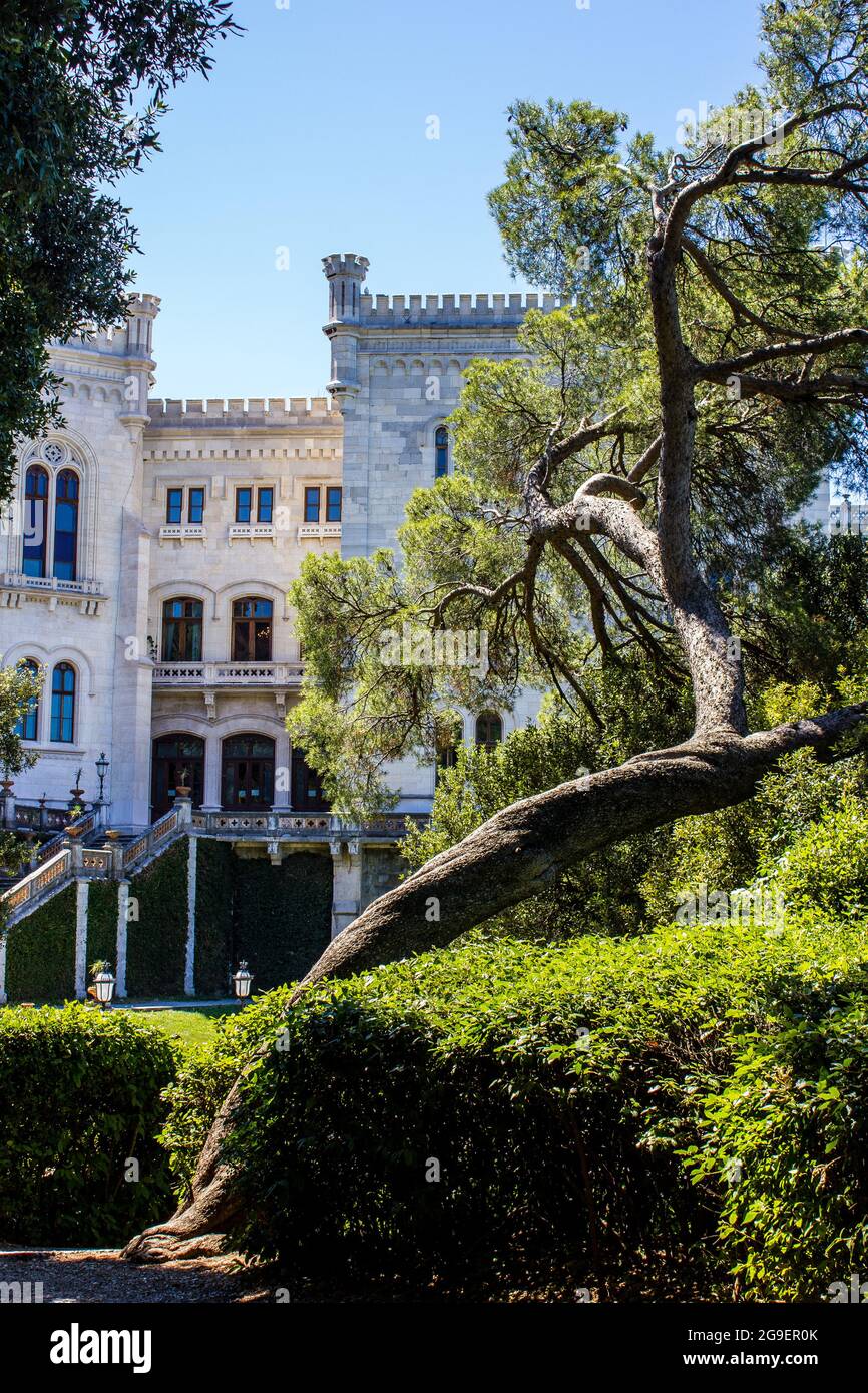 Blick auf Schloss Miramare an einem sonnigen Tag, Triest Stockfoto Blick auf Schloss Miramare an einem sonnigen Tag, Triest Stockfoto