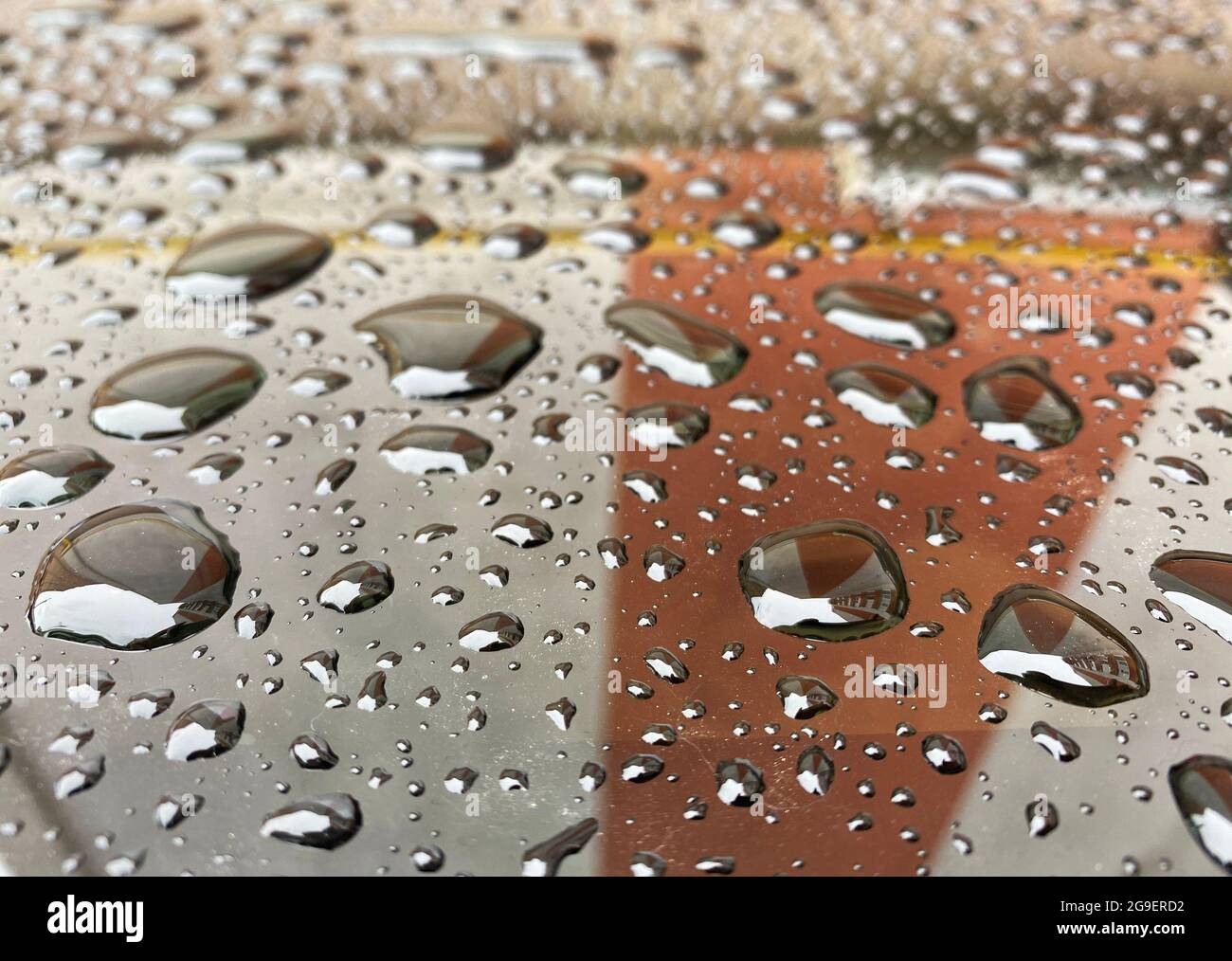 Regen fällt Hintergrund auf glatte Stahloberfläche Stockfoto