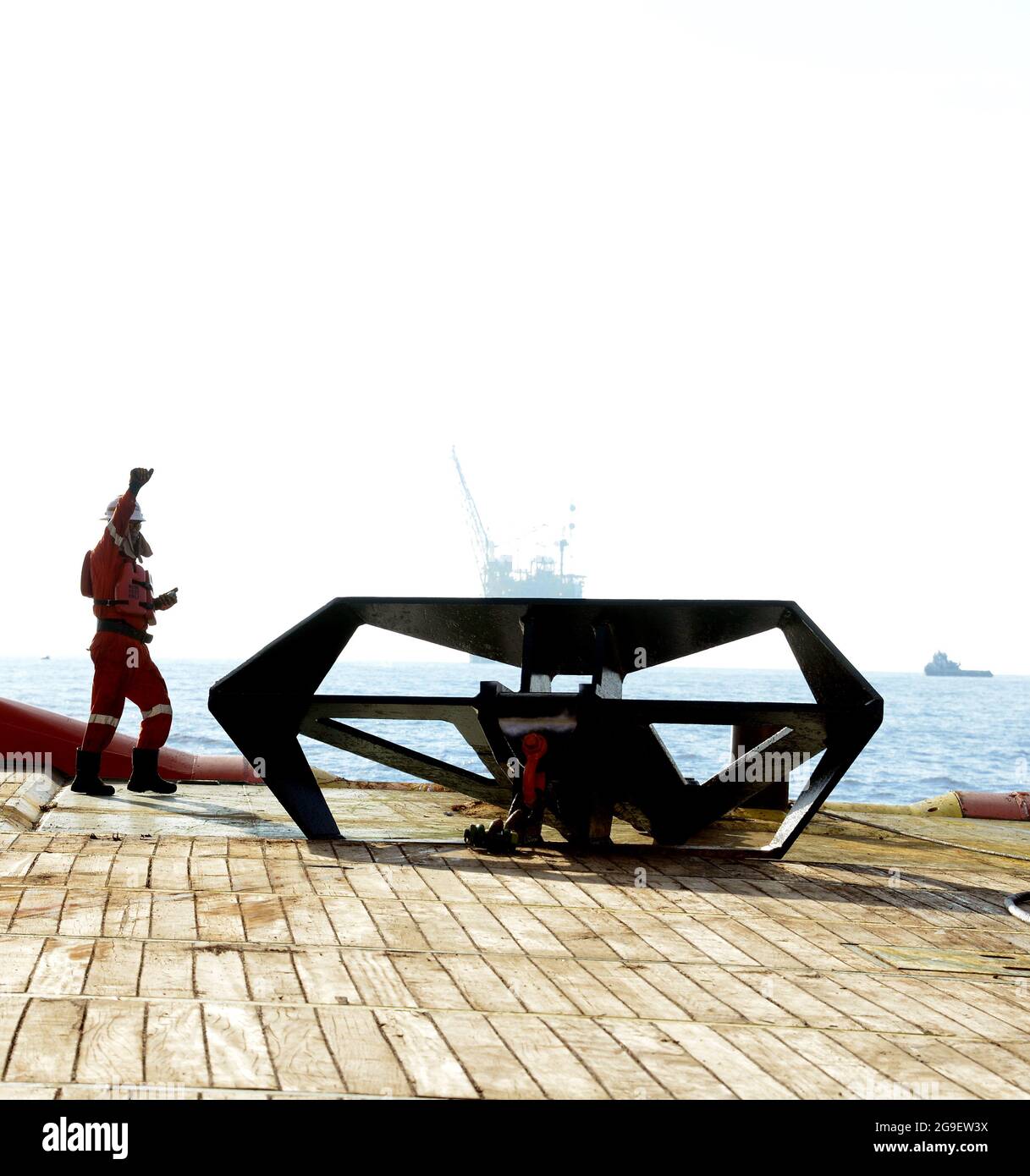 KEMAMAN, TERENGGANU - 12. April 2016, Marineinfanteriebesatzung beginnt mit Ankerjob Operation Fon Vessel Deck für den Arbeitsbootbetrieb auf See Stockfoto