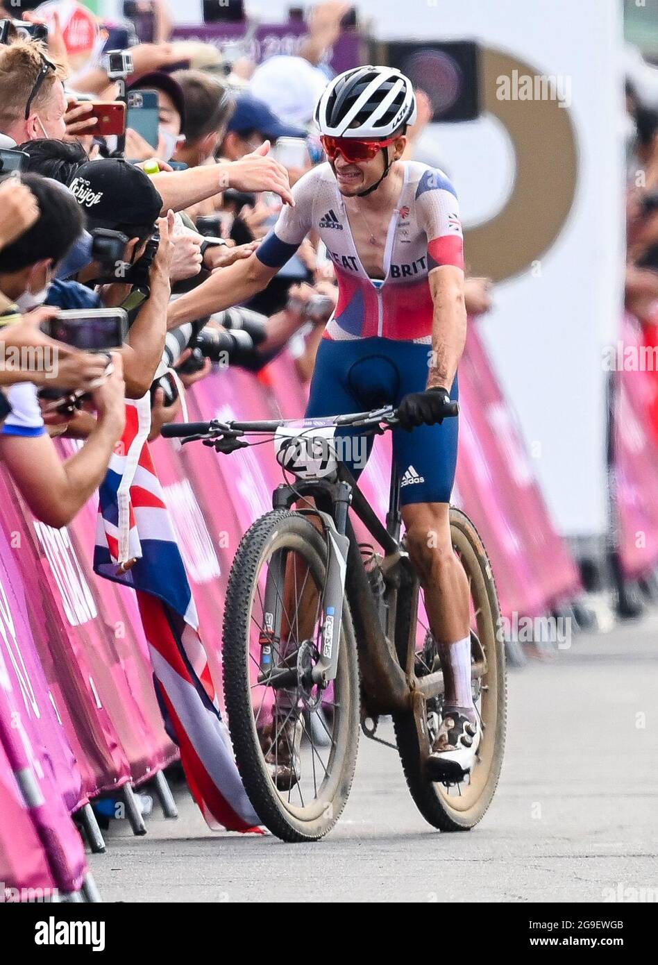Der britische Tom Pidcock feiert am dritten Tag der Olympischen Spiele in  Tokio 2020 in Japan den Gewinn der Goldmedaille beim  Crosscountry-Mountainbike der Männer auf dem Izu-MTB-Kurs. Bilddatum:  Montag, 26. Juli 2021