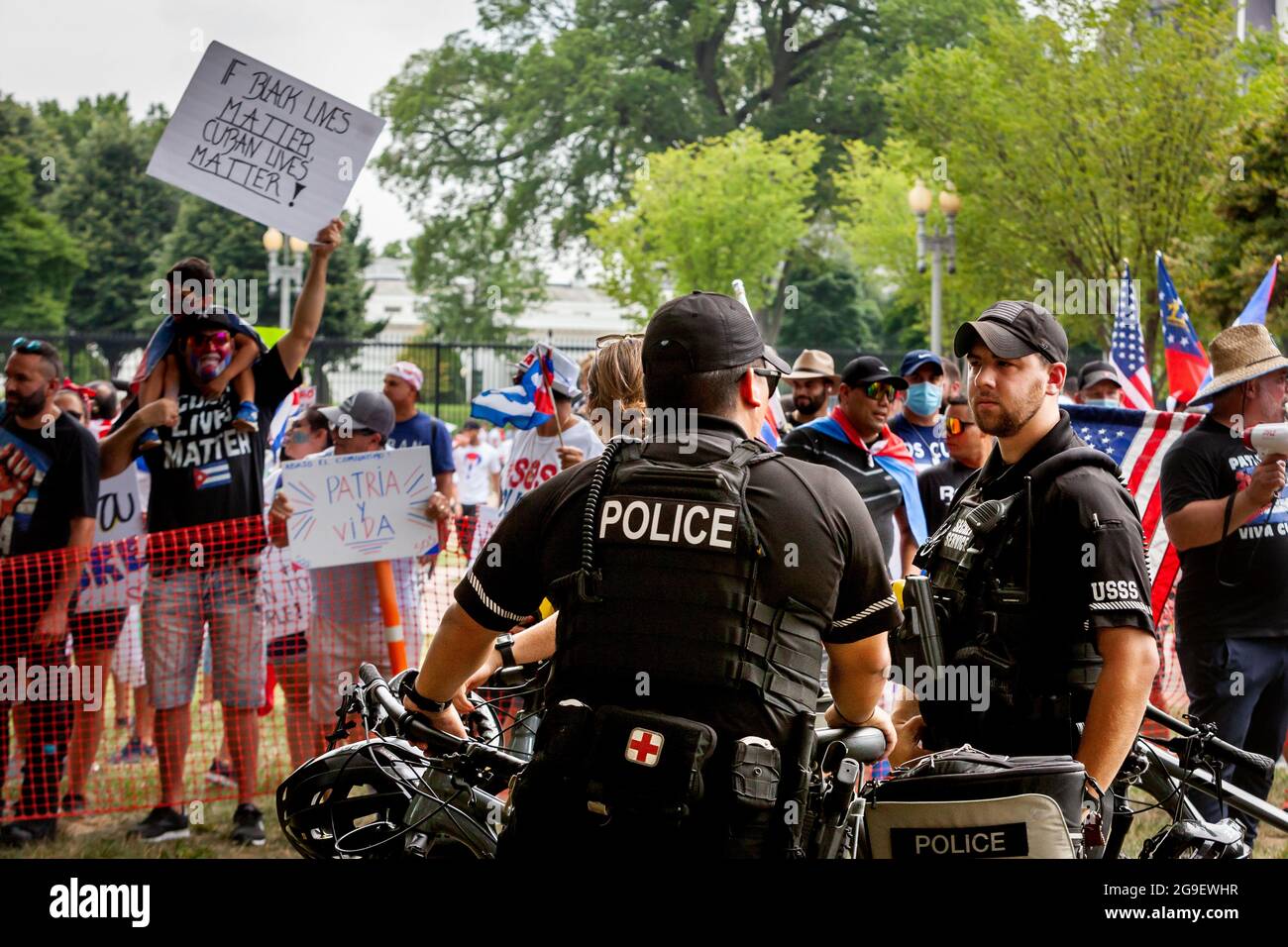 Washington, DC, USA, 25. Juli 2021. Im Bild: SOS Cuba Gegendemonstler für eine US-Militärintervention in Kuba brüllen und brüllen auf Let Cuba Live Demonstranten, die ein Ende der US-Blockade auf der Insel fordern, aber keine Reaktion provozieren können. Die beiden Proteste fanden auf dem Lafayette Square vor dem Weißen Haus statt, getrennt durch provisorische Kunststoffzäune und eine Reihe von Polizeibeamten der Park Police und des Geheimdienstes. Kredit: Allison Bailey / Alamy Live Nachrichten Stockfoto